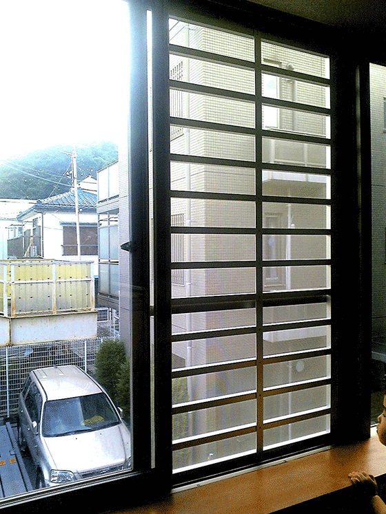 日本唯一子供の窓転落防止柵マドモアセーフ マンション窓にも本格窓柵設置可